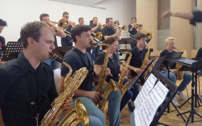 Treffen sich fünf Orchester…